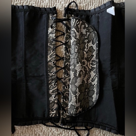 Lace up Corset - Lace Print Black on Gold - Picture 9 of 12